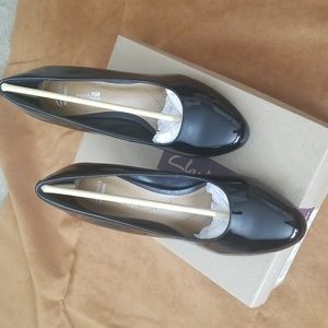 NIB & NWT Clarks Brenna black patent leather pumps, size 7 1/2